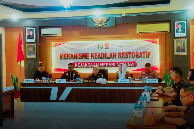 Penyerahan SKP2 berlangsung di Aula Kejaksaan Negeri Natuna dan dipimpin langsung oleh Wakil Kepala Kejaksaan Tinggi Kepulauan Riau, Dr. Diah Yuliastuti, SH, MH. Kegiatan tersebut turut dihadiri Bupati Natuna, Cen Sui Lan, beserta sejumlah unsur Forkopimda. Foto: INIKEPRI.COM