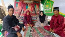 Dua pasang pengantin menikah di atas kapal Lentera Kemenag Kepri. Foto: INIKEPRI.COM