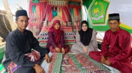Dua pasang pengantin menikah di atas kapal Lentera Kemenag Kepri. Foto: INIKEPRI.COM
