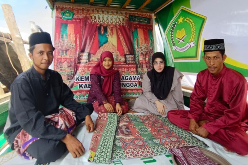 Dua pasang pengantin menikah di atas kapal Lentera Kemenag Kepri. Foto: INIKEPRI.COM