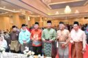Gubernur Kepulauan Riau, Ansar Ahmad bersama sejumlah tokoh alumni Pendidik Guru Agama Negeri (PGAN) Tanjungpinang dalam reuni akbar yang dilaksanakan di Hotel CK, Sabtu (27/6/2026) malam. Foto: KepriProv 