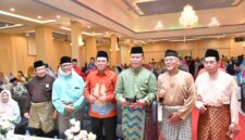 Gubernur Kepulauan Riau, Ansar Ahmad bersama sejumlah tokoh alumni Pendidik Guru Agama Negeri (PGAN) Tanjungpinang dalam reuni akbar yang dilaksanakan di Hotel CK, Sabtu (27/6/2026) malam. Foto: KepriProv 