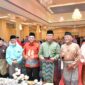 Gubernur Kepulauan Riau, Ansar Ahmad bersama sejumlah tokoh alumni Pendidik Guru Agama Negeri (PGAN) Tanjungpinang dalam reuni akbar yang dilaksanakan di Hotel CK, Sabtu (27/6/2026) malam. Foto: KepriProv 