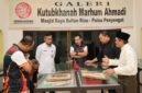 Delegasi Sosek Malindo Johor, Malaysia, didampingi Kepala BPPD Kepri Doli Boniara dan Sekdako Tanjungpinang Zulihidayat memelihat koleksi Galeri Kutubkhanah Marhum Ahmadi, Pulau Penyengat. Foto: INIKEPRI.COM/KepriProv 