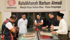 Delegasi Sosek Malindo Johor, Malaysia, didampingi Kepala BPPD Kepri Doli Boniara dan Sekdako Tanjungpinang Zulihidayat memelihat koleksi Galeri Kutubkhanah Marhum Ahmadi, Pulau Penyengat. Foto: INIKEPRI.COM/KepriProv 