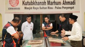 Delegasi Sosek Malindo Johor, Malaysia, didampingi Kepala BPPD Kepri Doli Boniara dan Sekdako Tanjungpinang Zulihidayat memelihat koleksi Galeri Kutubkhanah Marhum Ahmadi, Pulau Penyengat. Foto: INIKEPRI.COM/KepriProv 