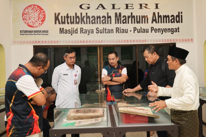 Delegasi Sosek Malindo Johor, Malaysia, didampingi Kepala BPPD Kepri Doli Boniara dan Sekdako Tanjungpinang Zulihidayat memelihat koleksi Galeri Kutubkhanah Marhum Ahmadi, Pulau Penyengat. Foto: INIKEPRI.COM/KepriProv 