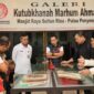 Delegasi Sosek Malindo Johor, Malaysia, didampingi Kepala BPPD Kepri Doli Boniara dan Sekdako Tanjungpinang Zulihidayat memelihat koleksi Galeri Kutubkhanah Marhum Ahmadi, Pulau Penyengat. Foto: INIKEPRI.COM/KepriProv 