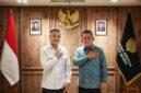 Gubernur Kepri Ansar Ahmad bersama Wamen Kebudayaan RI Giring Ganesha Djumaryo berfoto bersama usai melaksanakan sejumlah pembahasan terkait pengembangan dan rencana pembangunan Museum dan Monumen Tugu Bahasa Pulau Penyengat di Kantor Kementrian Kebudayaan RI, Jakarta. Foto: KepriProv