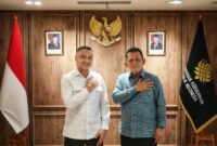 Gubernur Kepri Ansar Ahmad bersama Wamen Kebudayaan RI Giring Ganesha Djumaryo berfoto bersama usai melaksanakan sejumlah pembahasan terkait pengembangan dan rencana pembangunan Museum dan Monumen Tugu Bahasa Pulau Penyengat di Kantor Kementrian Kebudayaan RI, Jakarta. Foto: KepriProv