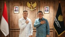 Gubernur Kepri Ansar Ahmad bersama Wamen Kebudayaan RI Giring Ganesha Djumaryo berfoto bersama usai melaksanakan sejumlah pembahasan terkait pengembangan dan rencana pembangunan Museum dan Monumen Tugu Bahasa Pulau Penyengat di Kantor Kementrian Kebudayaan RI, Jakarta. Foto: KepriProv