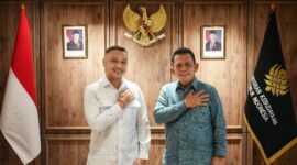 Gubernur Kepri Ansar Ahmad bersama Wamen Kebudayaan RI Giring Ganesha Djumaryo berfoto bersama usai melaksanakan sejumlah pembahasan terkait pengembangan dan rencana pembangunan Museum dan Monumen Tugu Bahasa Pulau Penyengat di Kantor Kementrian Kebudayaan RI, Jakarta. Foto: KepriProv 