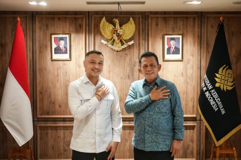 Gubernur Kepri Ansar Ahmad bersama Wamen Kebudayaan RI Giring Ganesha Djumaryo berfoto bersama usai melaksanakan sejumlah pembahasan terkait pengembangan dan rencana pembangunan Museum dan Monumen Tugu Bahasa Pulau Penyengat di Kantor Kementrian Kebudayaan RI, Jakarta. Foto: KepriProv