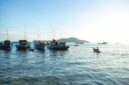 Seorang nelayan mendayung sampan di kawasan pesisir Desa Pulau Pinang, Kecamatan Tambelan, Kabupaten Bintan. Sebanyak 82 kawasan pesisir di Kepri yang diusulkan dalam Program Kampung Nelayan Merah Putih kini telah memasuki tahap survei topografi. Foto: KepriProv