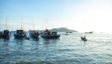 Seorang nelayan mendayung sampan di kawasan pesisir Desa Pulau Pinang, Kecamatan Tambelan, Kabupaten Bintan. Sebanyak 82 kawasan pesisir di Kepri yang diusulkan dalam Program Kampung Nelayan Merah Putih kini telah memasuki tahap survei topografi. Foto: KepriProv