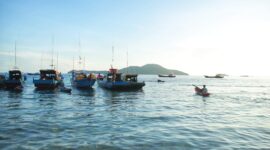 Seorang nelayan mendayung sampan di kawasan pesisir Desa Pulau Pinang, Kecamatan Tambelan, Kabupaten Bintan. Sebanyak 82 kawasan pesisir di Kepri yang diusulkan dalam Program Kampung Nelayan Merah Putih kini telah memasuki tahap survei topografi. Foto: KepriProv 