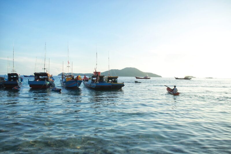 Seorang nelayan mendayung sampan di kawasan pesisir Desa Pulau Pinang, Kecamatan Tambelan, Kabupaten Bintan. Sebanyak 82 kawasan pesisir di Kepri yang diusulkan dalam Program Kampung Nelayan Merah Putih kini telah memasuki tahap survei topografi. Foto: KepriProv