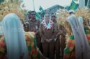 Bupati Natuna Cen Sui Lan beserta rombongan disambut hangat dengan tarian persembahan ketika tiba di Selaut. Foto: INIKEPRI.COM