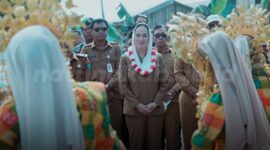 Bupati Natuna Cen Sui Lan beserta rombongan disambut hangat dengan tarian persembahan ketika tiba di Selaut. Foto: INIKEPRI.COM