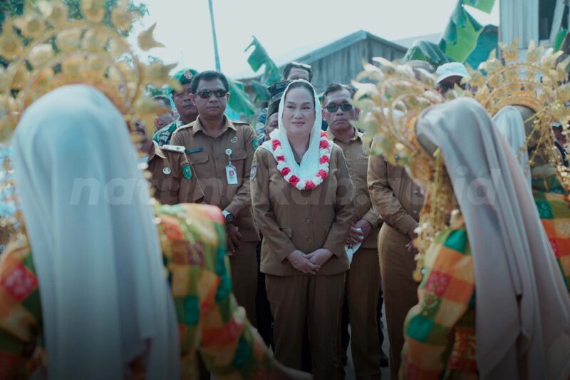 Bupati Natuna Cen Sui Lan beserta rombongan disambut hangat dengan tarian persembahan ketika tiba di Selaut. Foto: INIKEPRI.COM