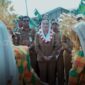 Bupati Natuna Cen Sui Lan beserta rombongan disambut hangat dengan tarian persembahan ketika tiba di Selaut. Foto: INIKEPRI.COM