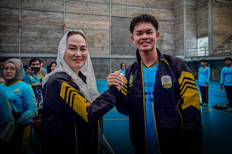 pelepasan Kontingen Kabupaten Natuna yang akan berlaga pada Pekan Olahraga Pelajar Daerah (POPDA) X Tingkat Provinsi Kepulauan Riau Tahun 2026. Bupati Natuna secara resmi melepas para atlet dalam sebuah upacara yang berlangsung di GOR Air Mulung Kabupaten Natuna, (Jumat 26/6/2026). Foto: INIKEPRI.COM