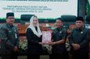 Bupati Natuna Cen Sui Lan menyampaikan Rancangan Peraturan Daerah (Ranperda) tentang Pertanggungjawaban Pelaksanaan Anggaran Pendapatan dan Belanja Daerah (APBD) Tahun Anggaran 2025 dalam Rapat Paripurna DPRD Kabupaten Natuna. Kegiatan berlangsung di Ruang Rapat Paripurna DPRD Kabupaten Natuna. Foto: INIKEPRI.COM