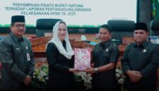 Bupati Natuna Cen Sui Lan menyampaikan Rancangan Peraturan Daerah (Ranperda) tentang Pertanggungjawaban Pelaksanaan Anggaran Pendapatan dan Belanja Daerah (APBD) Tahun Anggaran 2025 dalam Rapat Paripurna DPRD Kabupaten Natuna. Kegiatan berlangsung di Ruang Rapat Paripurna DPRD Kabupaten Natuna. Foto: INIKEPRI.COM