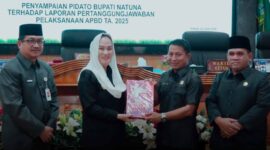 Bupati Natuna Cen Sui Lan menyampaikan Rancangan Peraturan Daerah (Ranperda) tentang Pertanggungjawaban Pelaksanaan Anggaran Pendapatan dan Belanja Daerah (APBD) Tahun Anggaran 2025 dalam Rapat Paripurna DPRD Kabupaten Natuna. Kegiatan berlangsung di Ruang Rapat Paripurna DPRD Kabupaten Natuna. Foto: INIKEPRI.COM