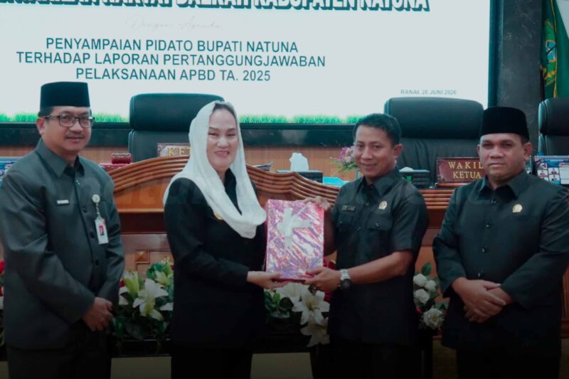 Bupati Natuna Cen Sui Lan menyampaikan Rancangan Peraturan Daerah (Ranperda) tentang Pertanggungjawaban Pelaksanaan Anggaran Pendapatan dan Belanja Daerah (APBD) Tahun Anggaran 2025 dalam Rapat Paripurna DPRD Kabupaten Natuna. Kegiatan berlangsung di Ruang Rapat Paripurna DPRD Kabupaten Natuna. Foto: INIKEPRI.COM