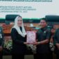 Bupati Natuna Cen Sui Lan menyampaikan Rancangan Peraturan Daerah (Ranperda) tentang Pertanggungjawaban Pelaksanaan Anggaran Pendapatan dan Belanja Daerah (APBD) Tahun Anggaran 2025 dalam Rapat Paripurna DPRD Kabupaten Natuna. Kegiatan berlangsung di Ruang Rapat Paripurna DPRD Kabupaten Natuna. Foto: INIKEPRI.COM