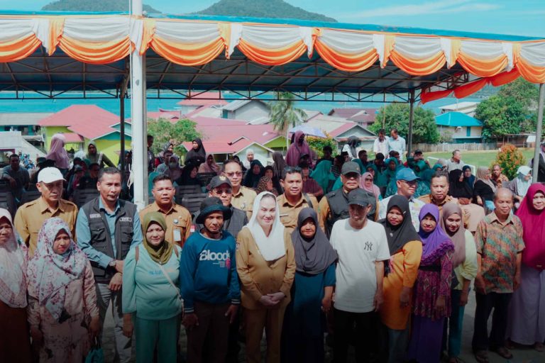Bupati Natuna Cen Sui Lan melanjutkan kunjungan kerjanya ke Kecamatan Pulau Tiga Barat. Foto: INIKEPRI.COM