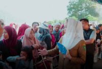 Bupati Natuna Cen Sui Lan turun langsung melayani masyarakat yang antusias dengan pasar murah. Foto: INIKEPRI.COM