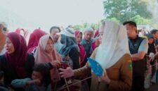 Bupati Natuna Cen Sui Lan turun langsung melayani masyarakat yang antusias dengan pasar murah. Foto: INIKEPRI.COM