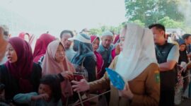 Bupati Natuna Cen Sui Lan turun langsung melayani masyarakat yang antusias dengan pasar murah. Foto: INIKEPRI.COM