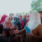 Bupati Natuna Cen Sui Lan turun langsung melayani masyarakat yang antusias dengan pasar murah. Foto: INIKEPRI.COM