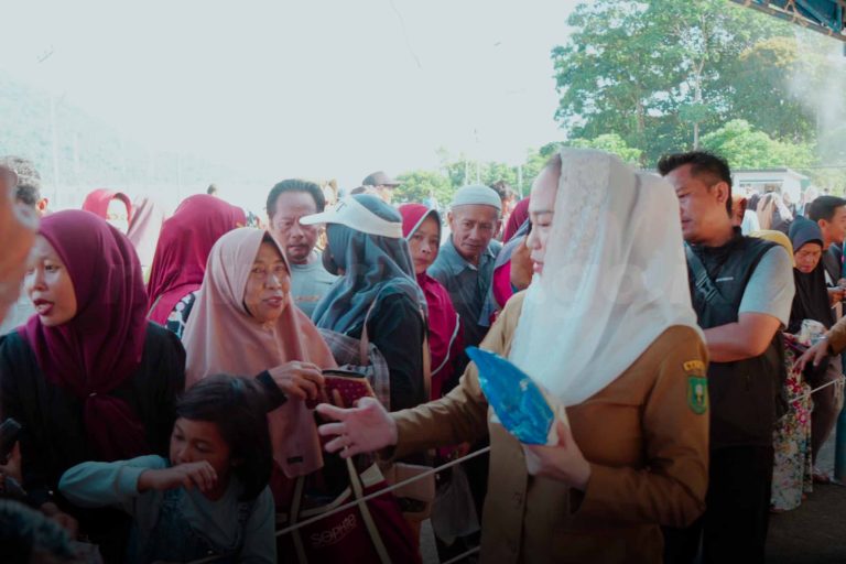 Bupati Natuna Cen Sui Lan turun langsung melayani masyarakat yang antusias dengan pasar murah. Foto: INIKEPRI.COM