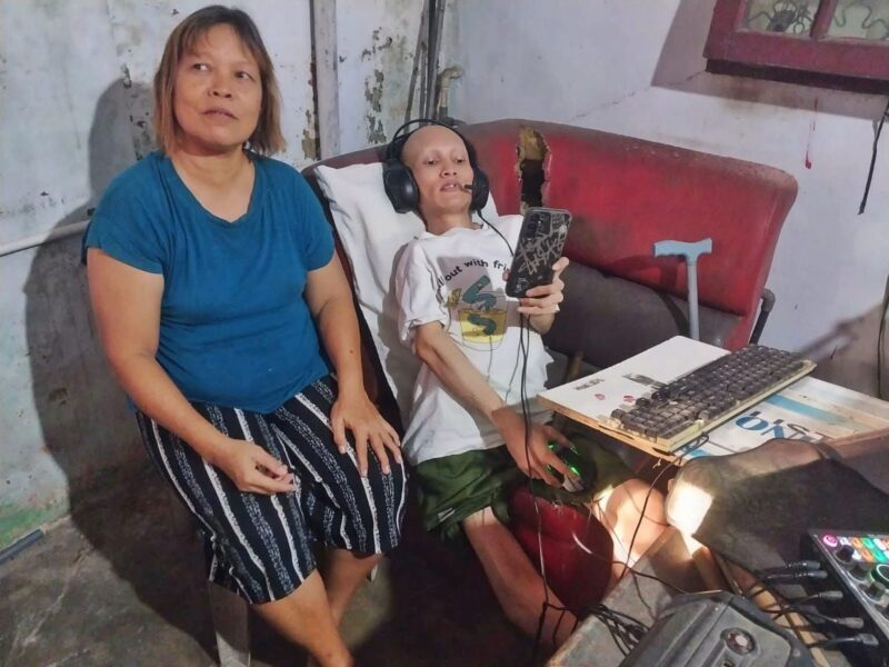 Daniel Perangin Angin menggambarkan keteguhan seorang anak muda yang telah bertahun-tahun hidup dengan keterbatasan akibat kelumpuhan. Foto: Istimewa