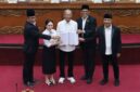 Wali Kota Batam Amsakar Achmad dan Wakil Wali Kota Batam Li Claudia Chandra di Paripurna DPRD Kota Batam. Foto: INIKEPRI.COM