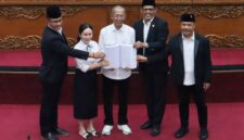 Wali Kota Batam Amsakar Achmad dan Wakil Wali Kota Batam Li Claudia Chandra di Paripurna DPRD Kota Batam. Foto: INIKEPRI.COM