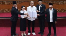 Wali Kota Batam Amsakar Achmad dan Wakil Wali Kota Batam Li Claudia Chandra di Paripurna DPRD Kota Batam. Foto: INIKEPRI.COM