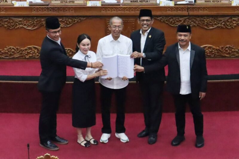 Wali Kota Batam Amsakar Achmad dan Wakil Wali Kota Batam Li Claudia Chandra di Paripurna DPRD Kota Batam. Foto: INIKEPRI.COM