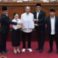 Wali Kota Batam Amsakar Achmad dan Wakil Wali Kota Batam Li Claudia Chandra di Paripurna DPRD Kota Batam. Foto: INIKEPRI.COM