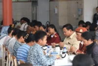 Presiden Prabowo Subianto menyantap MBG bersama siswa sekolah rakyat di Tabanan Bali. Foto: Bakom RI
