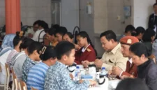 Presiden Prabowo Subianto menyantap MBG bersama siswa sekolah rakyat di Tabanan Bali. Foto: Bakom RI