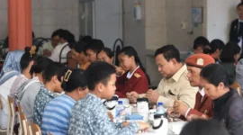 Presiden Prabowo Subianto menyantap MBG bersama siswa sekolah rakyat di Tabanan Bali. Foto: Bakom RI