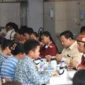 Presiden Prabowo Subianto menyantap MBG bersama siswa sekolah rakyat di Tabanan Bali. Foto: Bakom RI