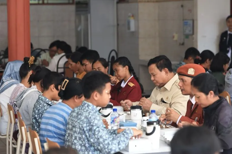 Presiden Prabowo Subianto menyantap MBG bersama siswa sekolah rakyat di Tabanan Bali. Foto: Bakom RI