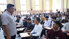 Bupati Bintan Robby Kurniawan saat meninjau job fair beberapa waktu lalu. Foto: Istimewa