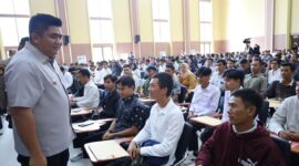 Bupati Bintan Robby Kurniawan saat meninjau job fair beberapa waktu lalu. Foto: Istimewa 